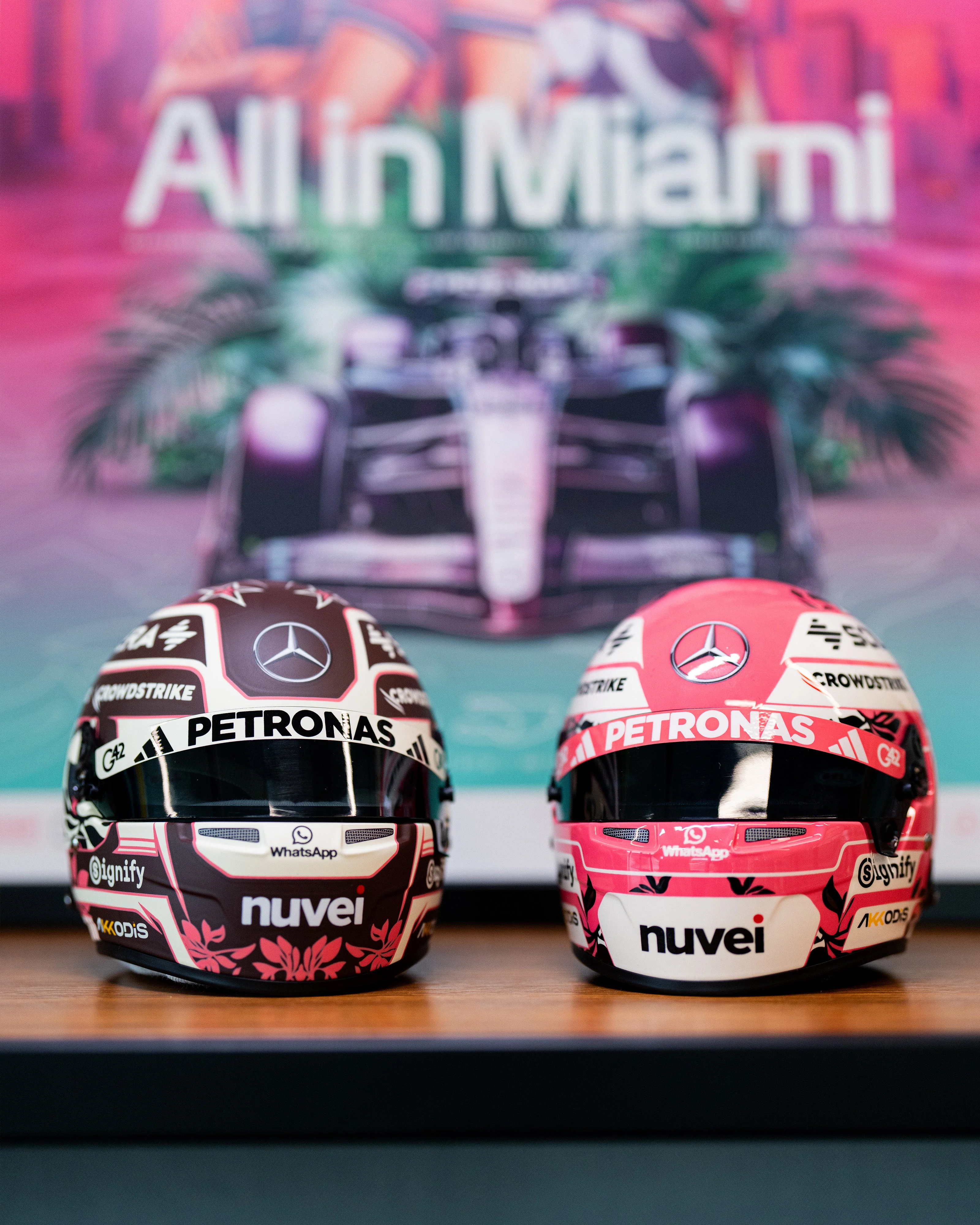George Russell 2025 Miami Mini Bell Helmet Replica 1:2 - Image 8